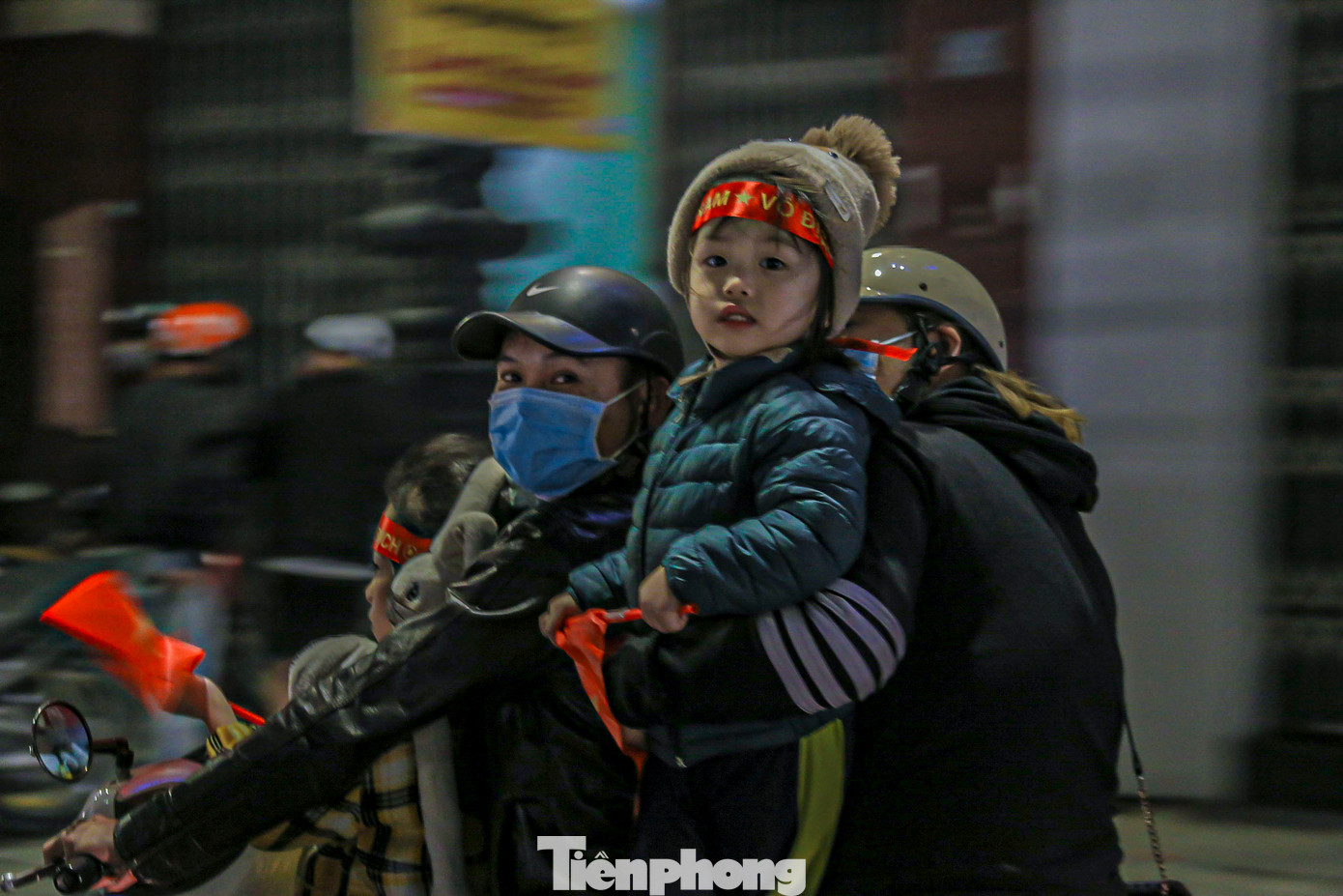 Nhiều gia đình đưa con nhỏ đi 'bão' trong niềm vui chiến thắng. Nhiều gia đình đưa con nhỏ đi 'bão' trong niềm vui chiến thắng.