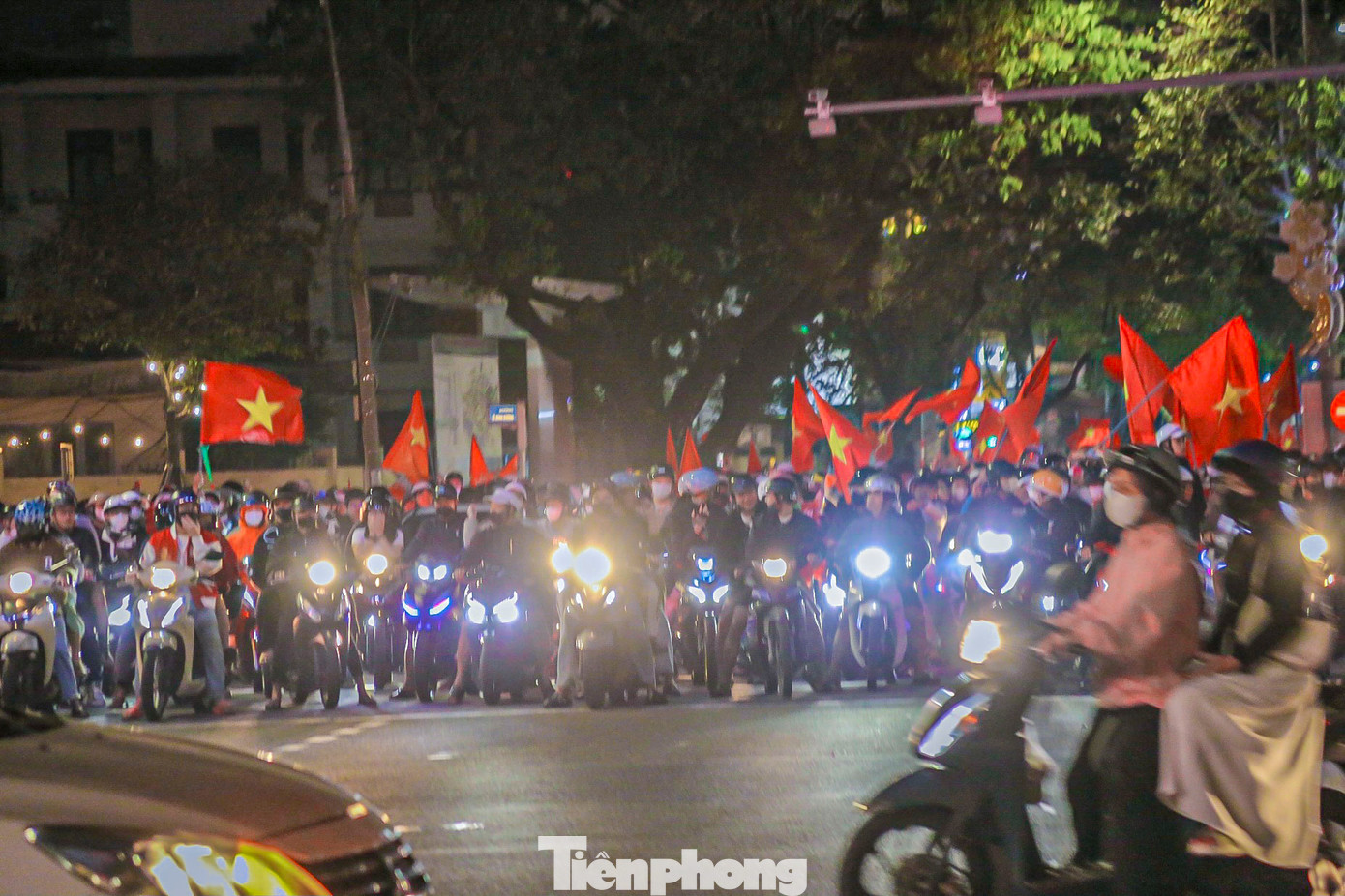 Những đoàn xe máy, ô tô diễu hành qua các tuyến phố, người dân vừa đi vừa vẫy cờ và hát vang những ca khúc cổ vũ. Những đoàn xe máy, ô tô diễu hành qua các tuyến phố, người dân vừa đi vừa vẫy cờ và hát vang những ca khúc cổ vũ.