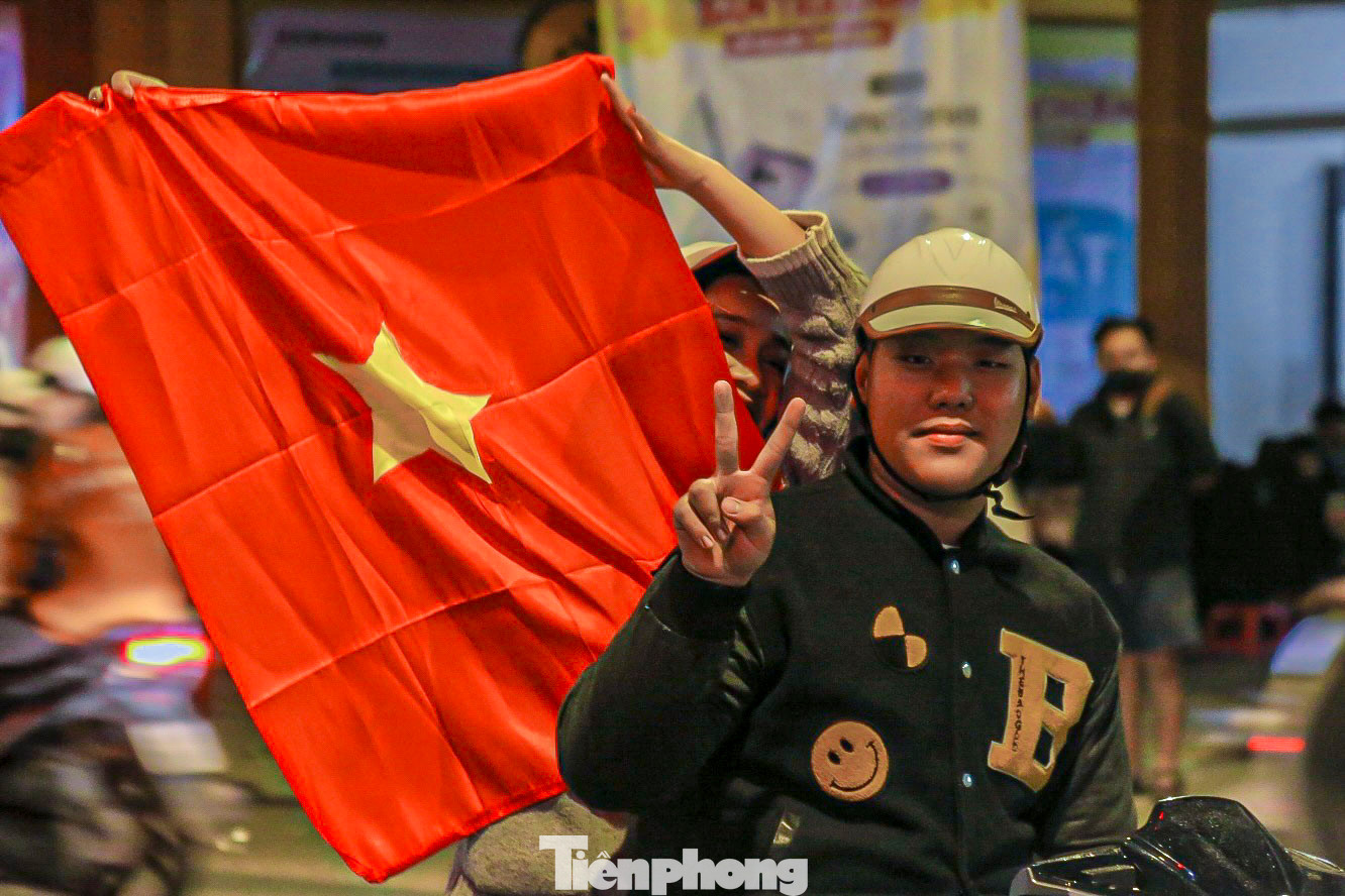 Nhiều nhóm bạn trẻ cùng nhau tham gia ăn mừng, tạo nên tinh thần đoàn kết cùng tình yêu bóng đá. Nhiều nhóm bạn trẻ cùng nhau tham gia ăn mừng, tạo nên tinh thần đoàn kết cùng tình yêu bóng đá.