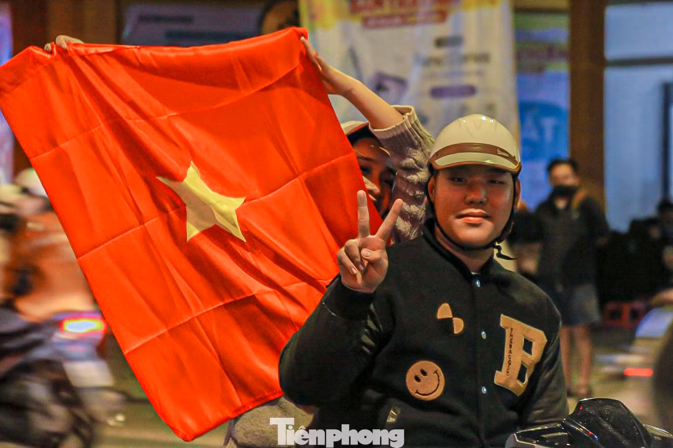 Nhiều nhóm bạn trẻ cùng nhau tham gia ăn mừng, tạo nên tinh thần đoàn kết cùng tình yêu bóng đá.