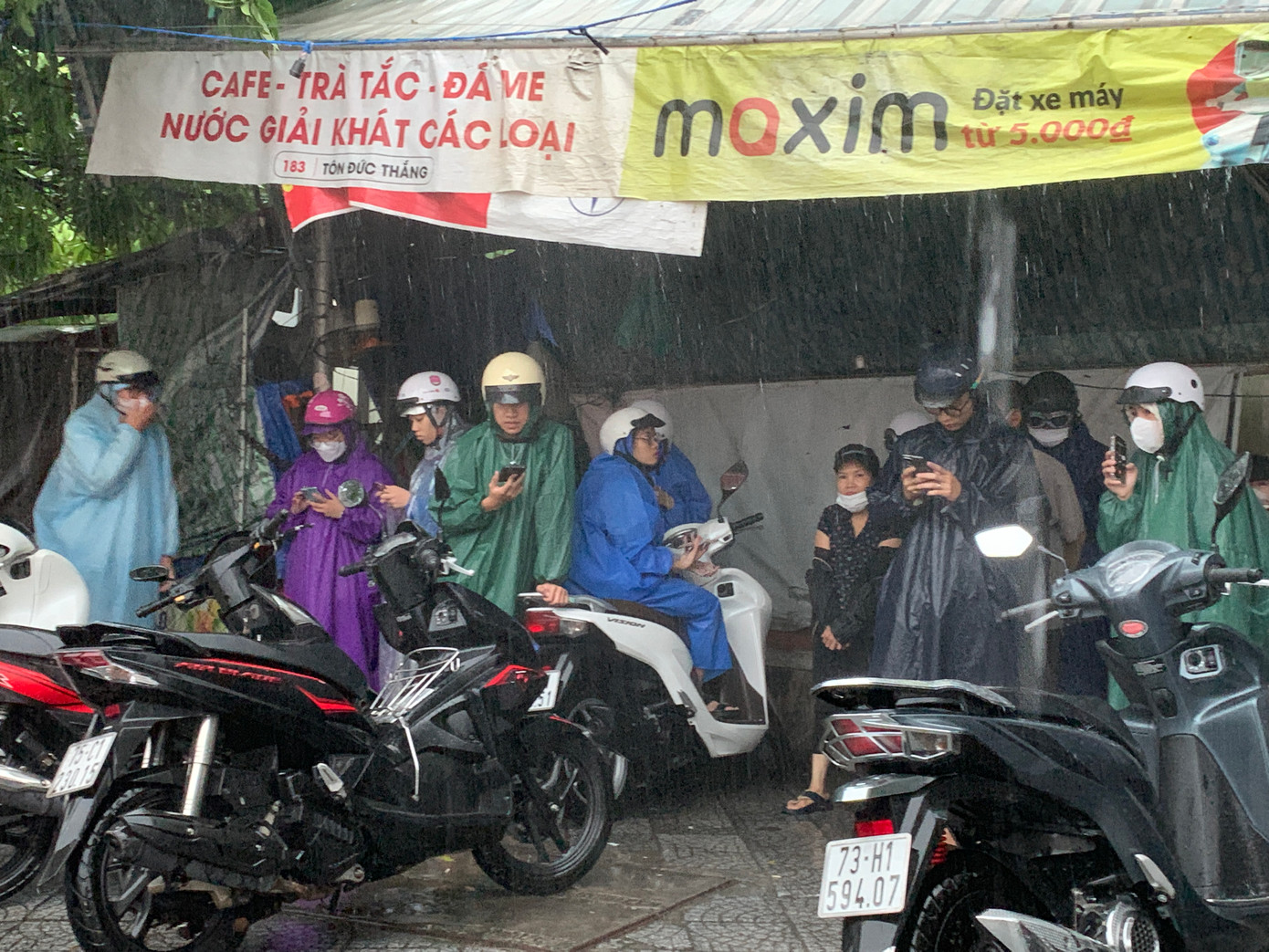 Nước ngập sâu, nhiều người dân chọn cách lên vỉa hè, trú mưa tại các quán ven đường chờ nước rút để về nhà. Nước ngập sâu, nhiều người dân chọn cách lên vỉa hè, trú mưa tại các quán ven đường chờ nước rút để về nhà.