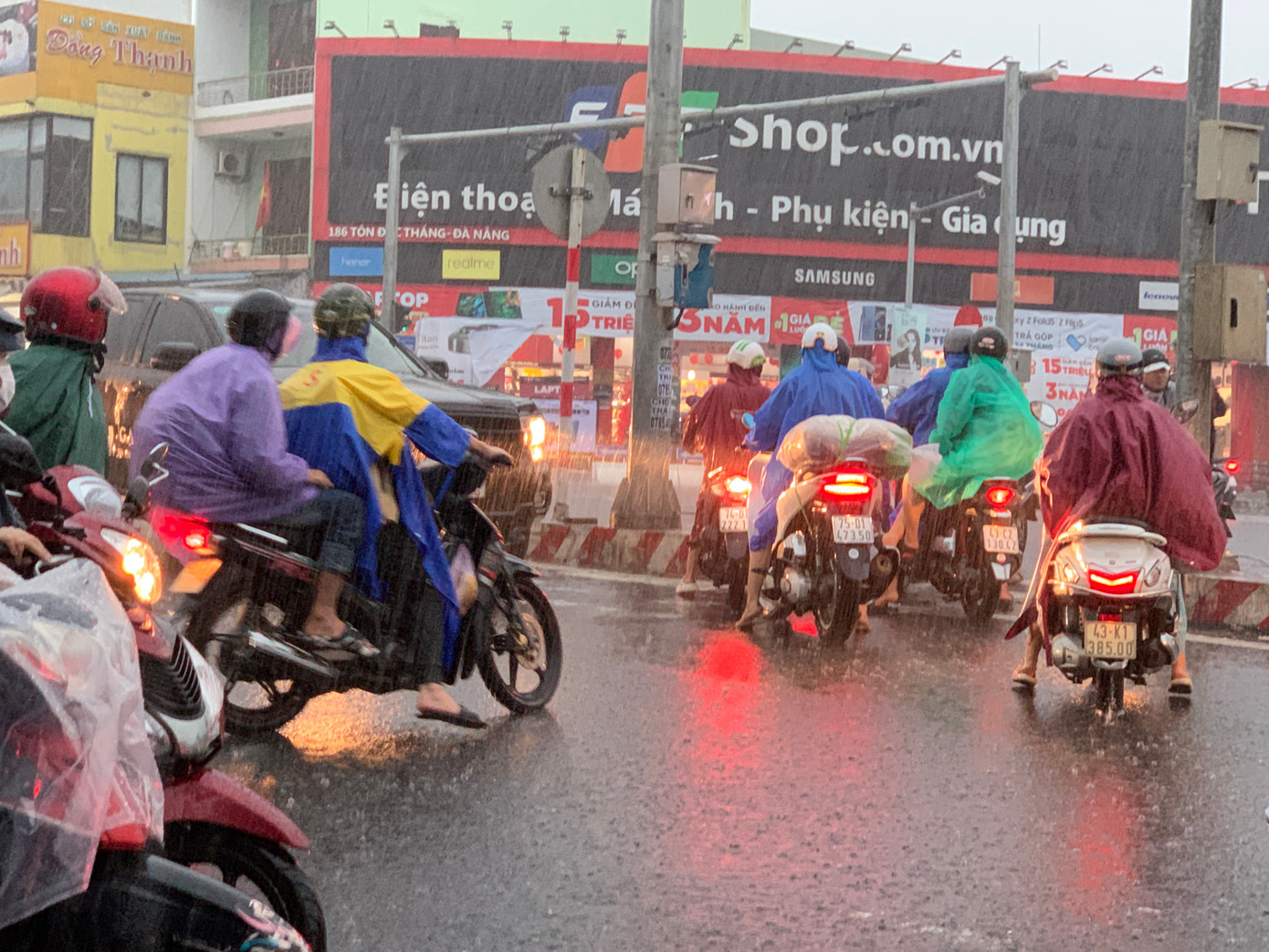 Theo ghi nhận của Tiền Phong, tại quận Liên Chiểu, ngay trung tâm bến xe Đà Nẵng gần như ngập toàn bộ, nhiều nơi ngập hơn 50cm khiến giao thông hỗn loạn. Theo ghi nhận của Tiền Phong, tại quận Liên Chiểu, ngay trung tâm bến xe Đà Nẵng gần như ngập toàn bộ, nhiều nơi ngập hơn 50cm khiến giao thông hỗn loạn.
