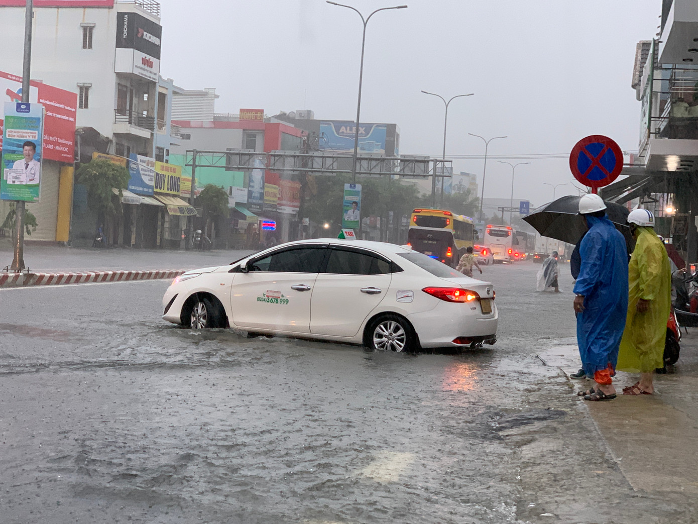 Đài Khí tượng thủy văn Trung Trung Bộ cảnh báo, do mưa cường độ lớn tập trung trong thời đoạn ngắn có khả năng gây ngập lụt tại các vùng trũng thấp và các khu đô thị trên địa bàn thành phố, gây cản trở giao thông và thiệt hại tài sản; nguy cơ xảy ra lũ quét và sạt lở đất ở vùng núi. Đài Khí tượng thủy văn Trung Trung Bộ cảnh báo, do mưa cường độ lớn tập trung trong thời đoạn ngắn có khả năng gây ngập lụt tại các vùng trũng thấp và các khu đô thị trên địa bàn thành phố, gây cản trở giao thông và thiệt hại tài sản; nguy cơ xảy ra lũ quét và sạt lở đất ở vùng núi.