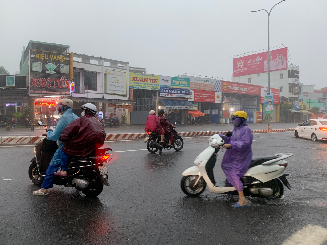 Nhiều người dân phải quay đầu không thể di chuyển qua đoạn đường ngập. Mưa lớn vào giờ tan tầm, khiến nhiều người khó khăn mới tìm được đường về nhà. Nhiều người dân phải quay đầu không thể di chuyển qua đoạn đường ngập. Mưa lớn vào giờ tan tầm, khiến nhiều người khó khăn mới tìm được đường về nhà.