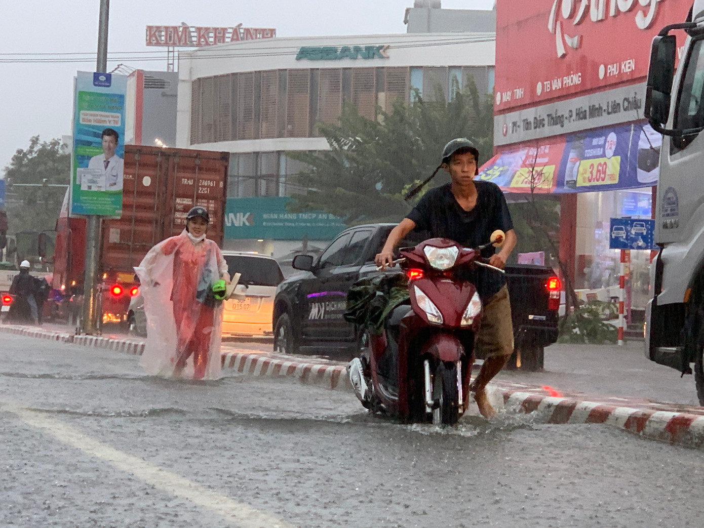 Nhiều người phải dắt xe lên lề đường để chờ nước rút. Nhiều người phải dắt xe lên lề đường để chờ nước rút.