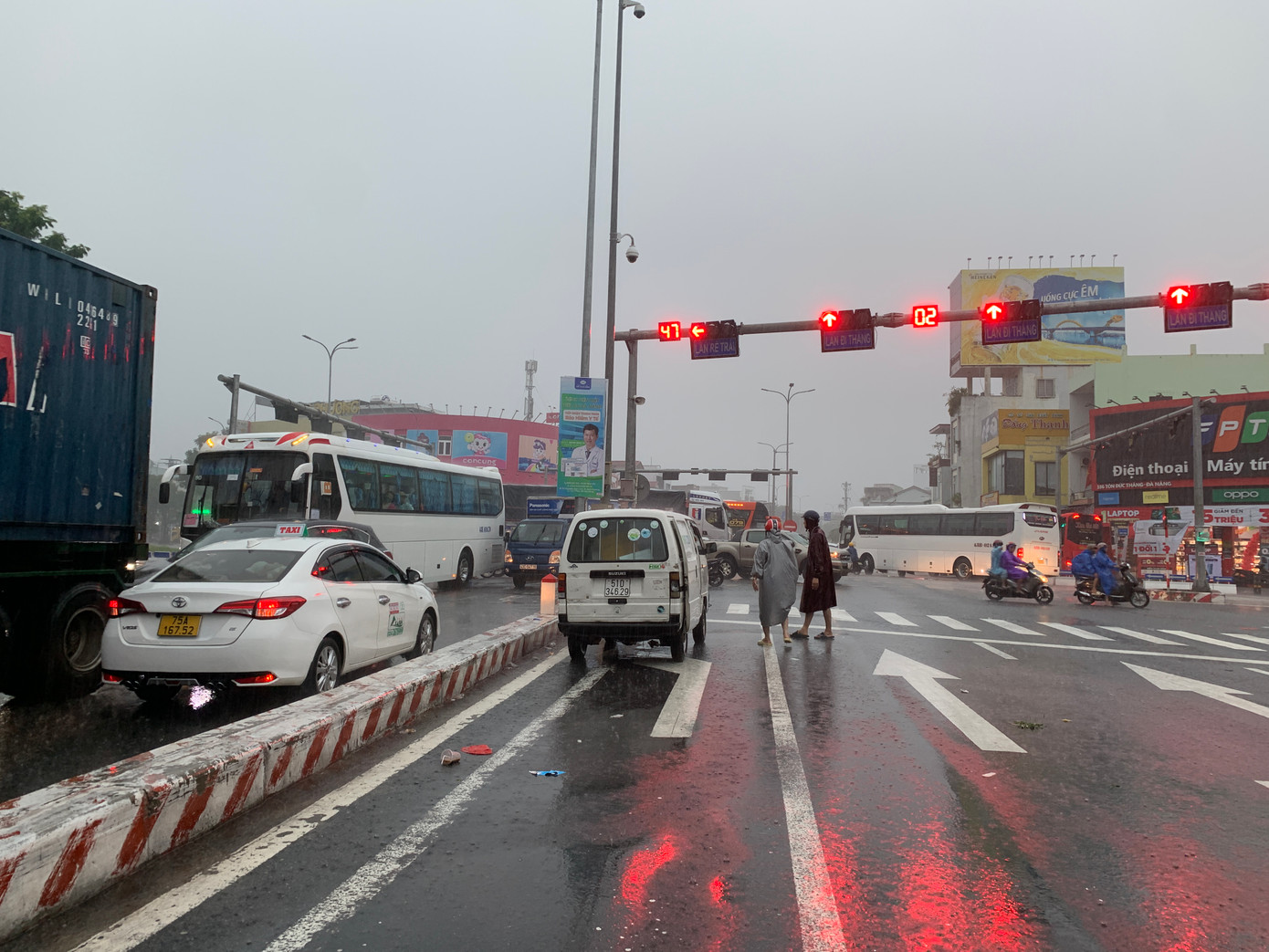 Theo bản tin dự báo nhanh của Đài Khí tượng thủy văn Trung Trung Bộ, trong chiều 13/10, trên địa bàn TP. Đà Nẵng tiếp tục có mưa to đến rất to với tổng lượng mưa phổ biến từ 40-70mm, có nơi trên 100mm. Theo bản tin dự báo nhanh của Đài Khí tượng thủy văn Trung Trung Bộ, trong chiều 13/10, trên địa bàn TP. Đà Nẵng tiếp tục có mưa to đến rất to với tổng lượng mưa phổ biến từ 40-70mm, có nơi trên 100mm.