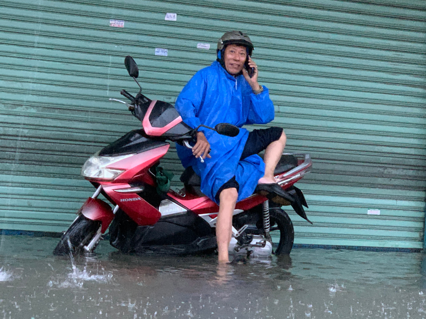 Không thể về nhà, ông Nguyễn Văn Khoa (trú quận Hải Châu, Đà Nẵng) cho biết, không ngờ nước lên nhanh và ngập sâu đến vậy, giờ chạy thì xe chết máy mà chờ thì không biết lúc nào mới về tới nhà. “Tôi ngồi đây hơn 30 phút chờ nước xuống để về nhưng nước càng ngày càng to, không ngờ nước lại lâu rút đến vậy. Nếu không rút thì đành dắt bộ về chứ biết làm sao”, ông Khoa nói. Không thể về nhà, ông Nguyễn Văn Khoa (trú quận Hải Châu, Đà Nẵng) cho biết, không ngờ nước lên nhanh và ngập sâu đến vậy, giờ chạy thì xe chết máy mà chờ thì không biết lúc nào mới về tới nhà. “Tôi ngồi đây hơn 30 phút chờ nước xuống để về nhưng nước càng ngày càng to, không ngờ nước lại lâu rút đến vậy. Nếu không rút thì đành dắt bộ về chứ biết làm sao”, ông Khoa nói.