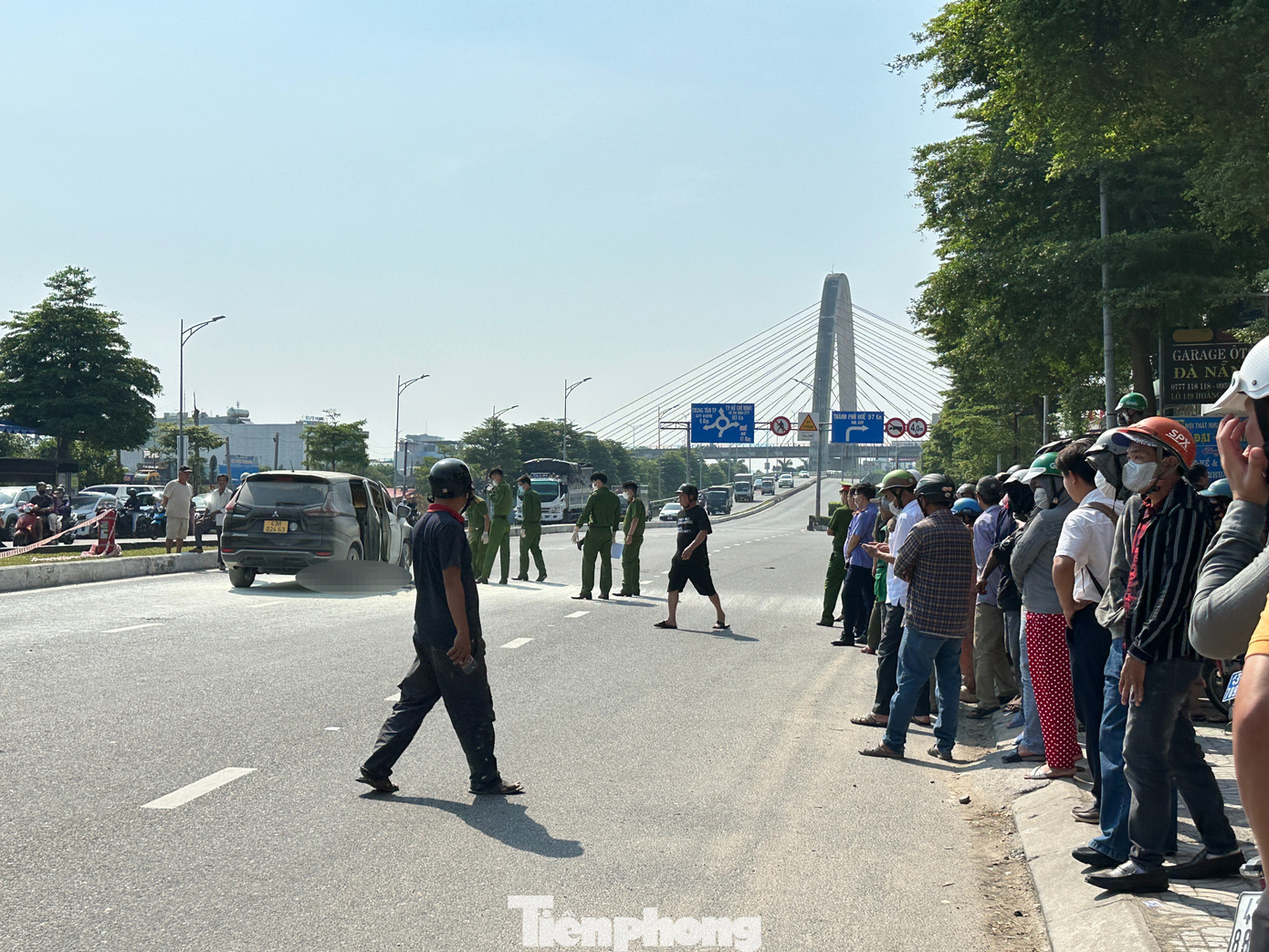 Nhiều người dân hiếu kỳ tập trung, theo dõi vụ việc. Nhiều người dân hiếu kỳ tập trung, theo dõi vụ việc.