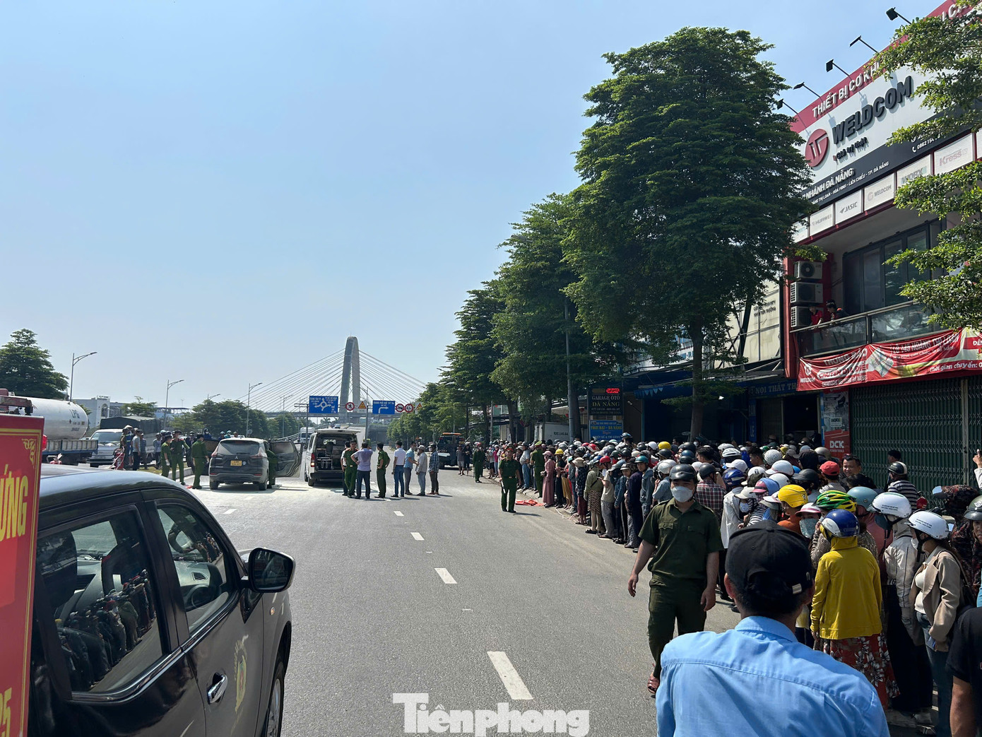 Đông đảo người dân đến xem và theo dõi vụ việc. Đông đảo người dân đến xem và theo dõi vụ việc.