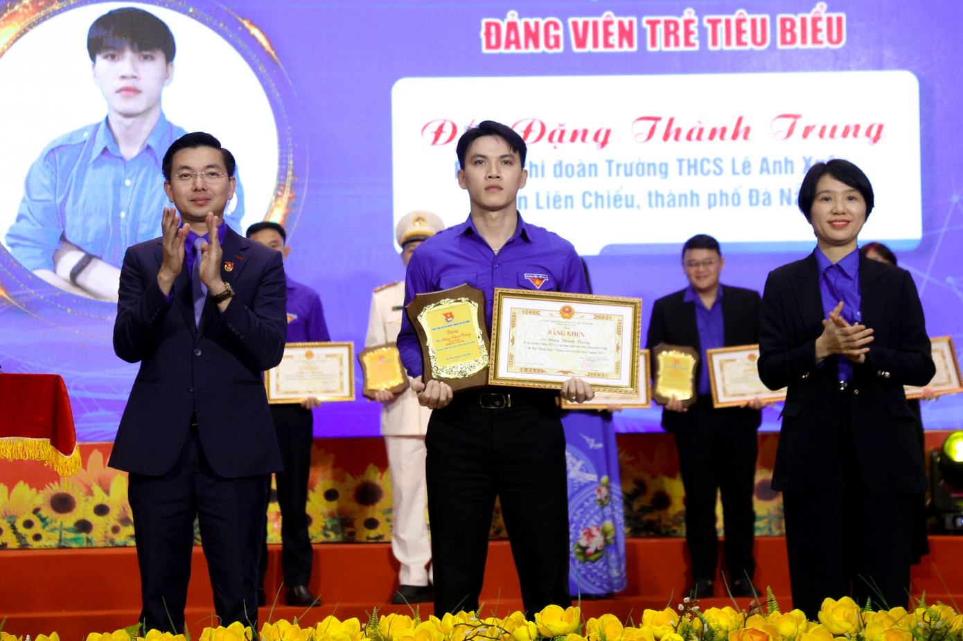 Nhiều đảng viên trẻ tiêu biểu được vinh danh, khen thưởng.