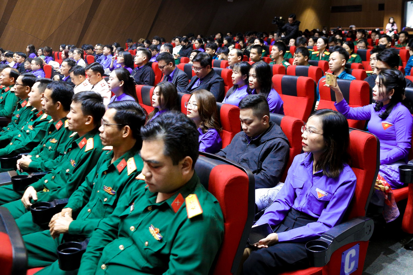 Tại chương trình, gần 500 đoàn viên thanh niên từ các quận, huyện Đoàn và Đoàn trực thuộc cũng có mặt tại chương trình, trong đó có các cá nhân tiêu biểu đạt danh hiệu “Đảng viên trẻ tiêu biểu” và những tập thể, cá nhân đã đạt thành tích xuất sắc tại Cuộc thi trực tuyến “Tìm hiểu lịch sử Đảng bộ thành phố Đà Nẵng” năm 2025.