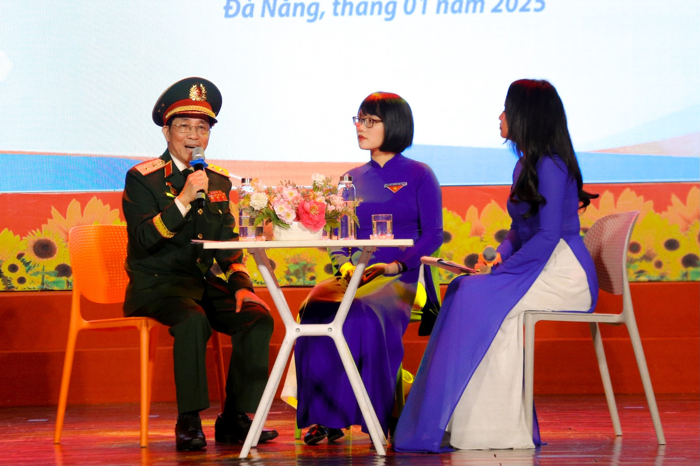 Tại buổi tọa đàm, các bạn trẻ được giao lưu trực tiếp với các diễn giả, chia sẻ những suy nghĩ và câu hỏi xoay quanh các chủ đề như khởi nghiệp công nghệ, đổi mới sáng tạo và vai trò của thanh niên trong xây dựng Đảng thời kỳ mới.