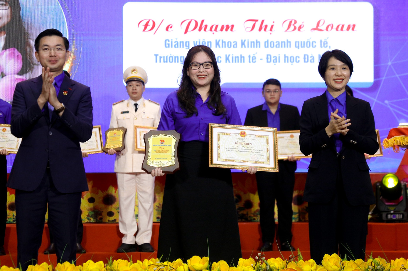 Bạn Phạm Thị Bé Loan - đảng viên trẻ tiêu biểu được khen thưởng trong dịp này cho biết: "Tôi cảm thấy vô cùng tự hào và vinh dự, vì đây là sự ghi nhận cho những nỗ lực không ngừng của bản thân trong công tác Đảng và sự cống hiến cho cộng đồng. Đây cũng là nguồn động lực mạnh mẽ để tôi tiếp tục phấn đấu, học hỏi và làm gương cho thế hệ trẻ noi theo. Danh hiệu này không chỉ là thành quả cá nhân mà còn là trách nhiệm lớn lao, yêu cầu tôi phải nỗ lực hơn nữa để góp phần xây dựng Đảng, xây dựng đất nước."