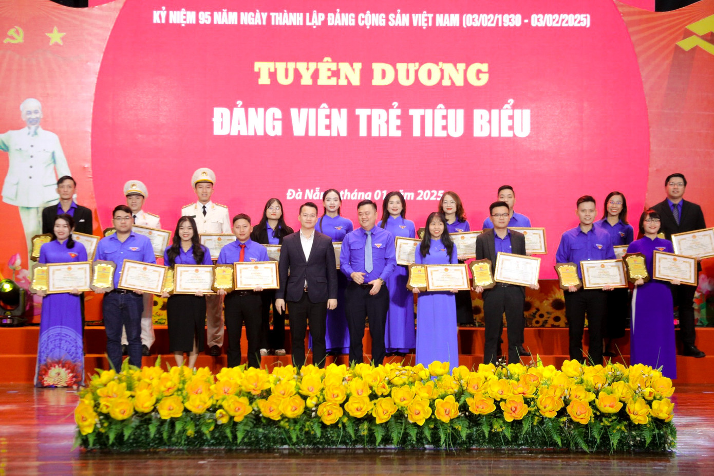 Sáng 21/1, Ban Thường vụ Thành Đoàn Đà Nẵng tổ chức vinh danh 38 đảng viên trẻ tiêu biểu – các tấm gương cán bộ Đoàn, đoàn viên thanh niên, đồng thời cũng là những đảng viên tiêu biểu xuất sắc luôn tận tâm với công việc, trách nhiệm chia sẻ với cộng đồng.