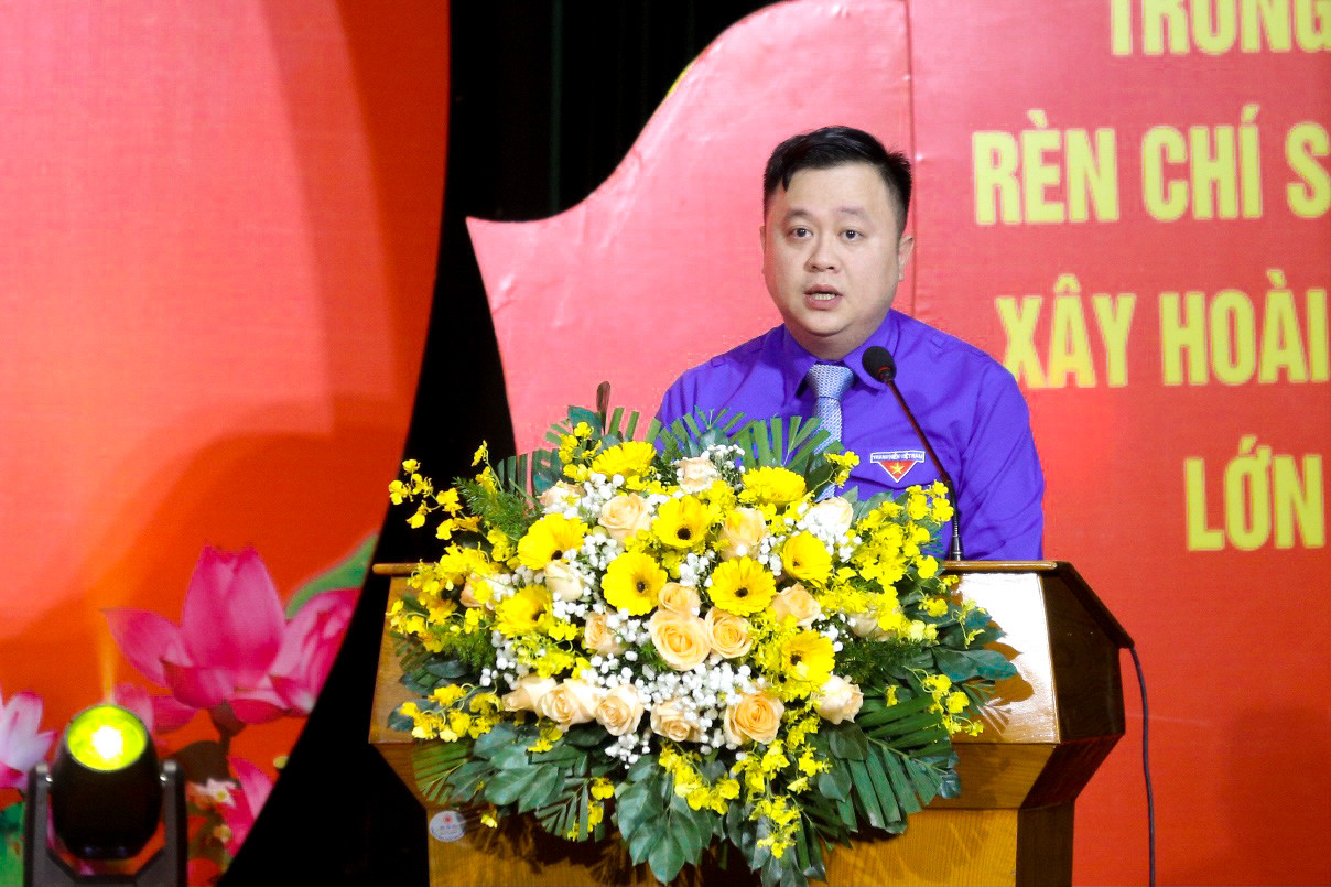 Anh Lê Công Hùng - Bí thư thành Đoàn nhấn mạnh: Giữa thời đại toàn cầu hóa và cách mạng công nghiệp 4.0, trách nhiệm của thanh niên càng trở nên quan trọng hơn bao giờ hết. Chúng ta không chỉ cần học giỏi, làm việc hiệu quả mà còn cần phải có tư tưởng, đạo đức và phẩm chất cách mạng vững vàng. Chính thế hệ trẻ hôm nay sẽ là lực lượng dẫn dắt thành phố Đà Nẵng vươn lên thành một thành phố năng động, sáng tạo, khởi nghiệp và hội nhập quốc tế.