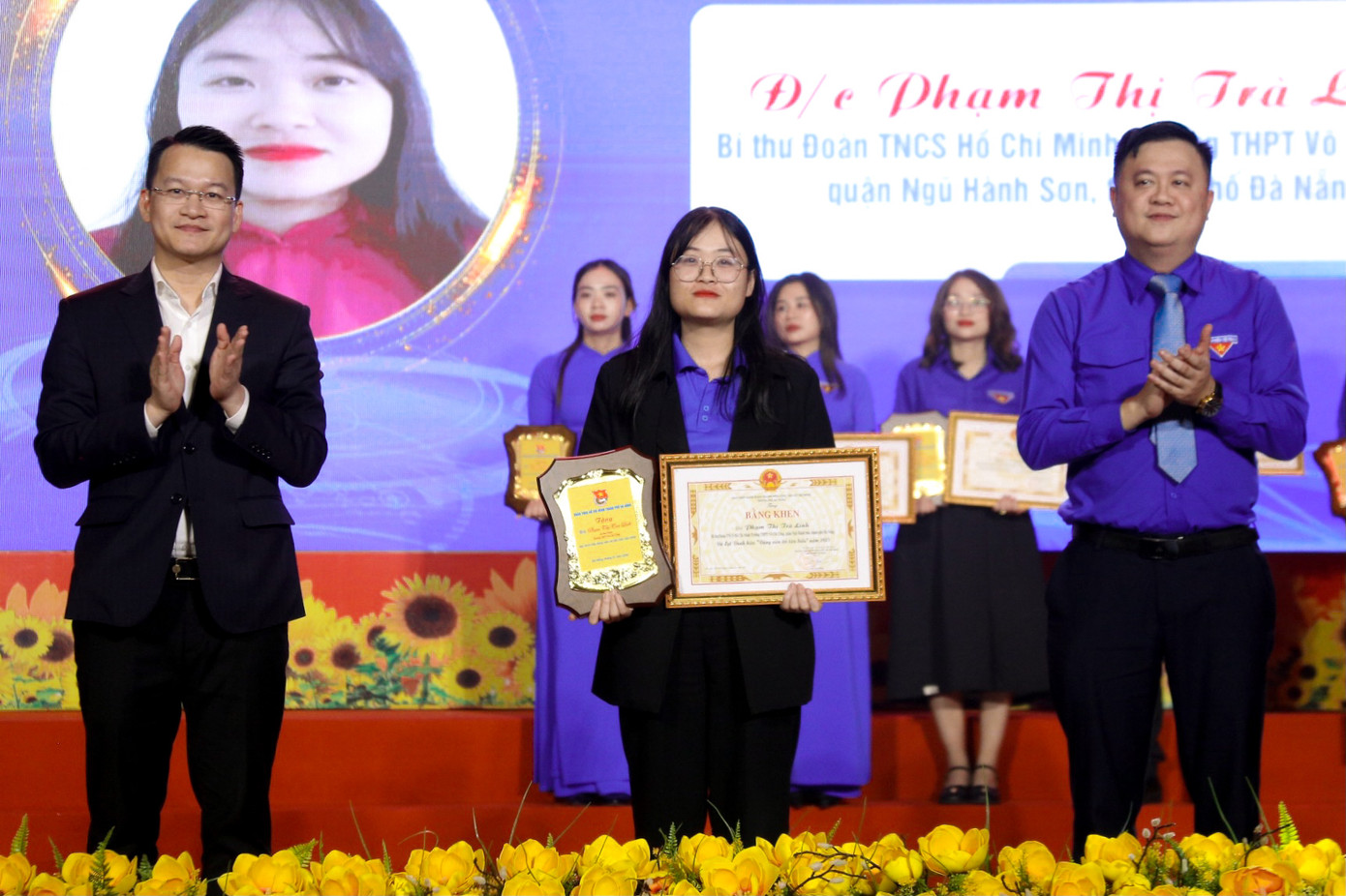 Nhiều đảng viên trẻ tiêu biểu được vinh danh, khen thưởng.