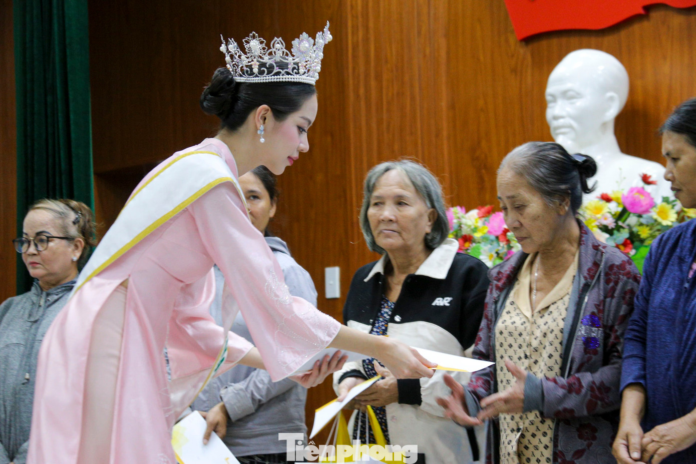 Đông đảo bà con phường Hòa Khánh Bắc vui vẻ nhận quà từ tay của Hoa hậu Thanh Thủy.