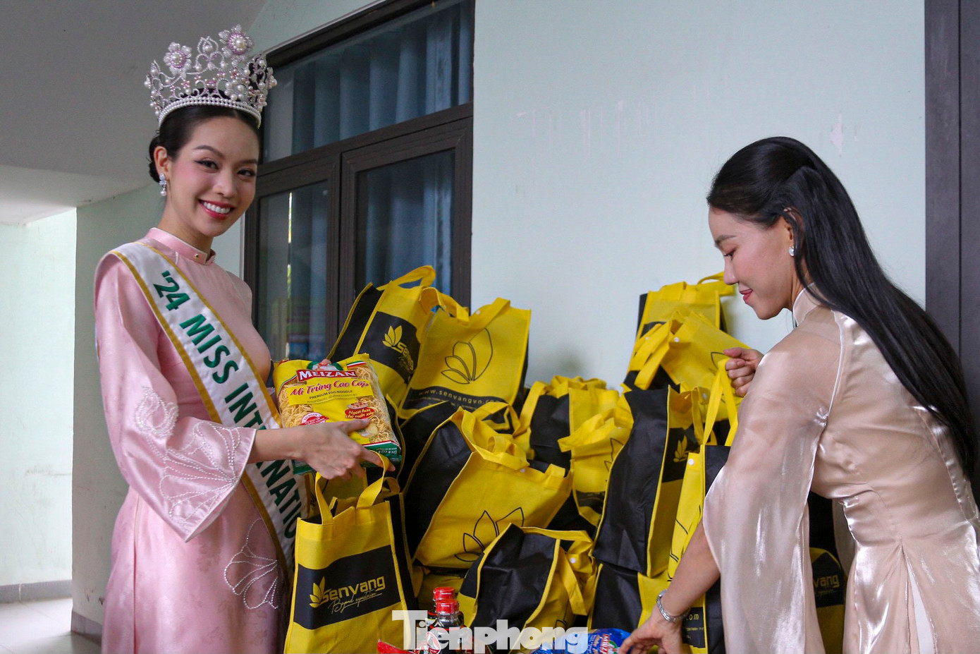 Mỗi phần quà bao gồm nhu yếu phẩm và tiền mặt, được trao tận tay người dân khó khăn.