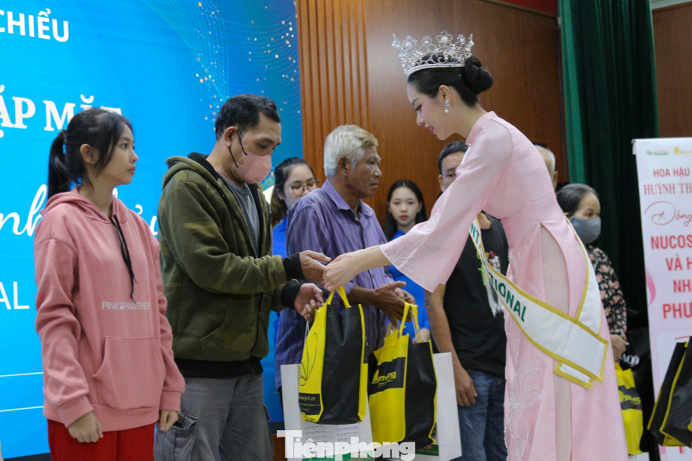 "Hôm nay tôi xin gửi tặng bà con 100 phần quà và phần thưởng mình nhận được đến các bà con có hoàn cảnh khó khăn. Tôi hy vọng những món quà nhỏ này có thể mang lại cho bà con niềm vui và thêm động lực trong cuộc sống", Hoa hậu Thanh Thủy xúc động.