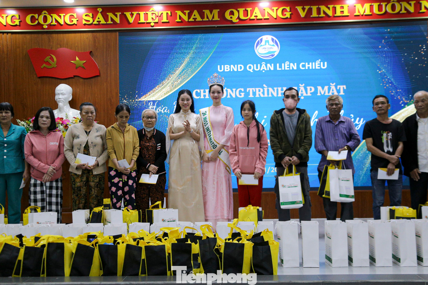 Đông đảo bà con phường Hòa Khánh Bắc vui vẻ nhận quà từ tay của Hoa hậu Thanh Thủy.