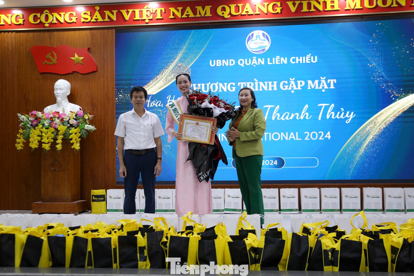 Đặc biệt, sau khi nhận được phần thưởng do quận Liên Chiểu trao tặng vì thành tích đăng quang cuộc thi Hoa hậu Quốc tế 2024, cô đã nhường lại toàn bộ số tiền này cho những bà con khó khăn trên địa bàn quận.