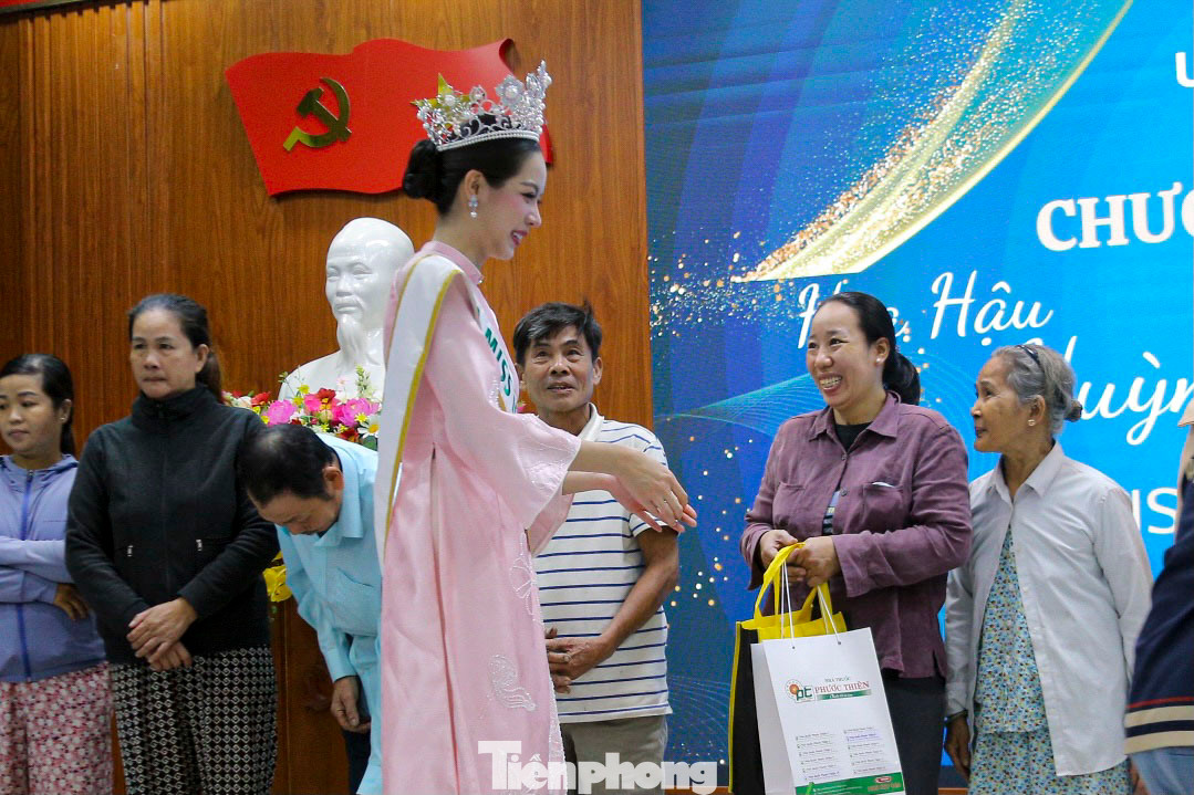 Đông đảo bà con phường Hòa Khánh Bắc vui vẻ nhận quà từ tay của Hoa hậu Thanh Thủy.
