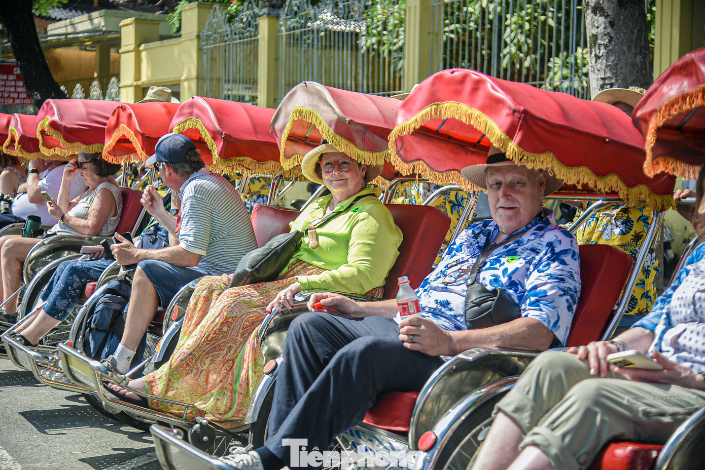 Du khách thích thú khi được ngắm cảnh, tham quan thành phố Đà Nẵng bằng xích lô.