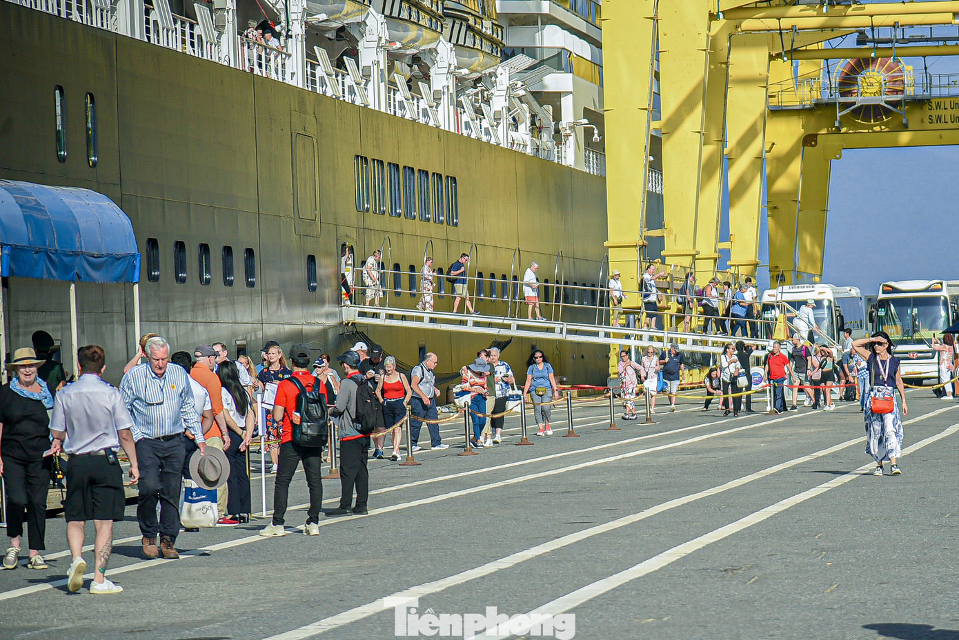 Sáng 15/11, Sở Du lịch TP. Đà Nẵng phối hợp các đơn vị liên quan đảm bảo an ninh trật tự tại cảng Tiên Sa để chào đón du khách cập bến Đà Nẵng.