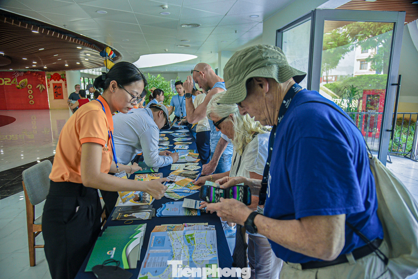 Sau khi xuống tàu nhiều du khách vui vẻ chụp hình, được nhân viên hướng dẫn và cung cấp thông tin một số điểm tham quan.