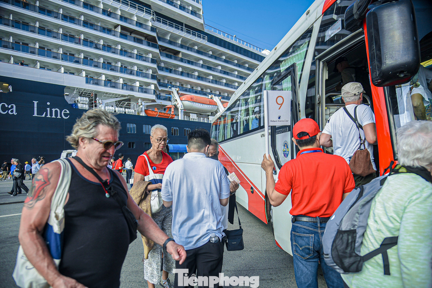 Xe trung chuyển đưa khách đến Công viên APEC để cung cấp thông tin du lịch cần thiết. Khách sẽ đi tham quan một số điểm du lịch trong thành phố như Bảo tàng điêu khắc Chăm, chợ Hàn, làng đá Non Nước...