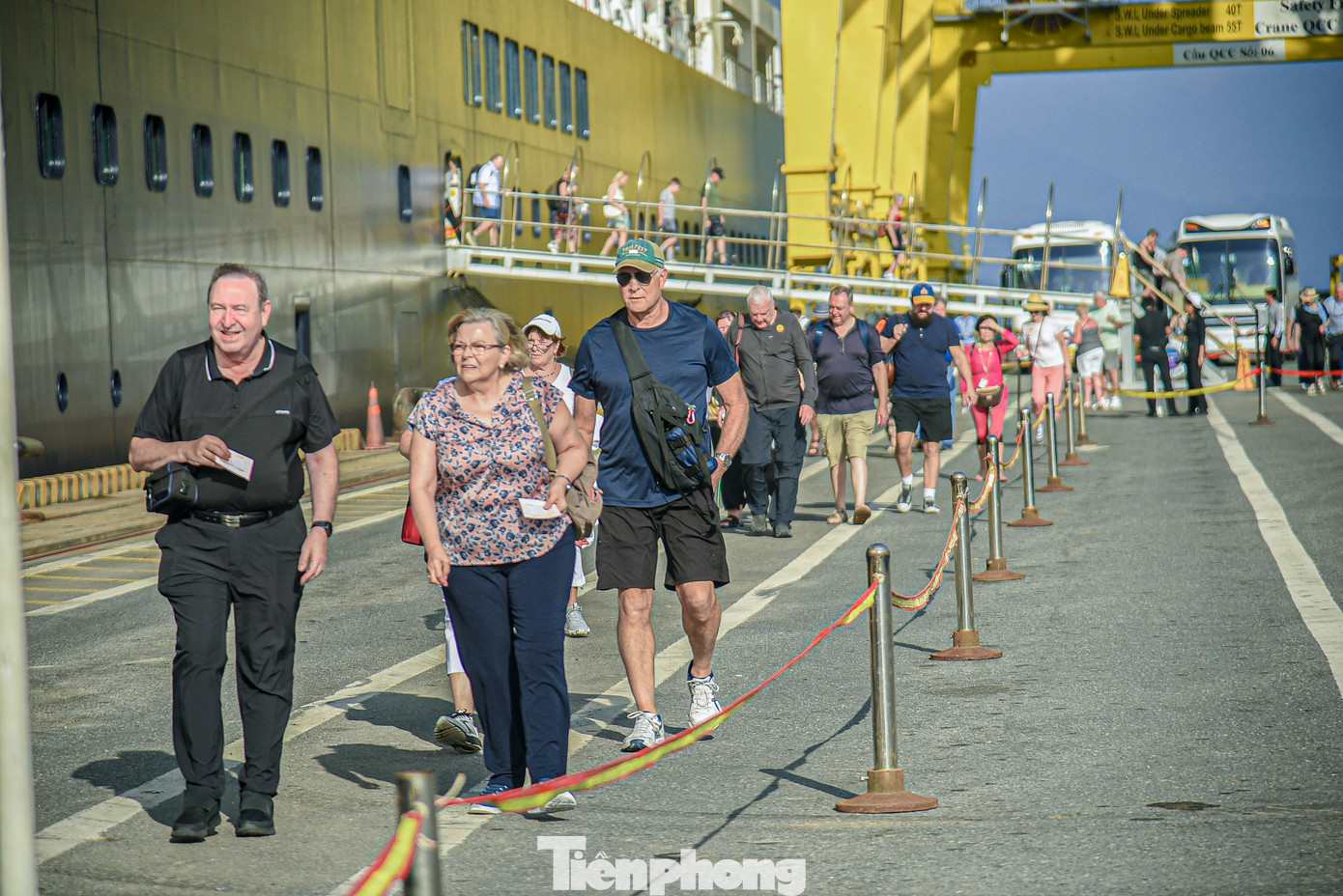 Du khách có hơn 10 tiếng để tham quan, vui chơi, mua sắm tại các điểm tham quan tại nhiều địa điểm tại Đà Nẵng, Hội An, Huế, Mỹ Sơn. Đến khoảng hơn 23h cùng ngày, tàu du lịch này sẽ rời đi.