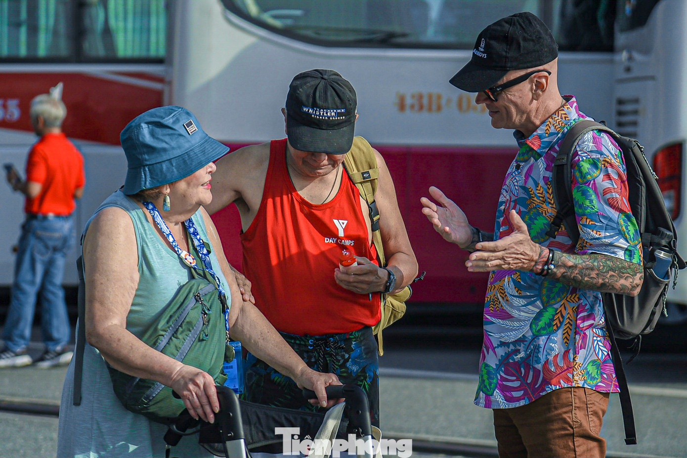 Sau khi xuống tàu nhiều du khách vui vẻ chụp hình, được nhân viên hướng dẫn và cung cấp thông tin một số điểm tham quan.