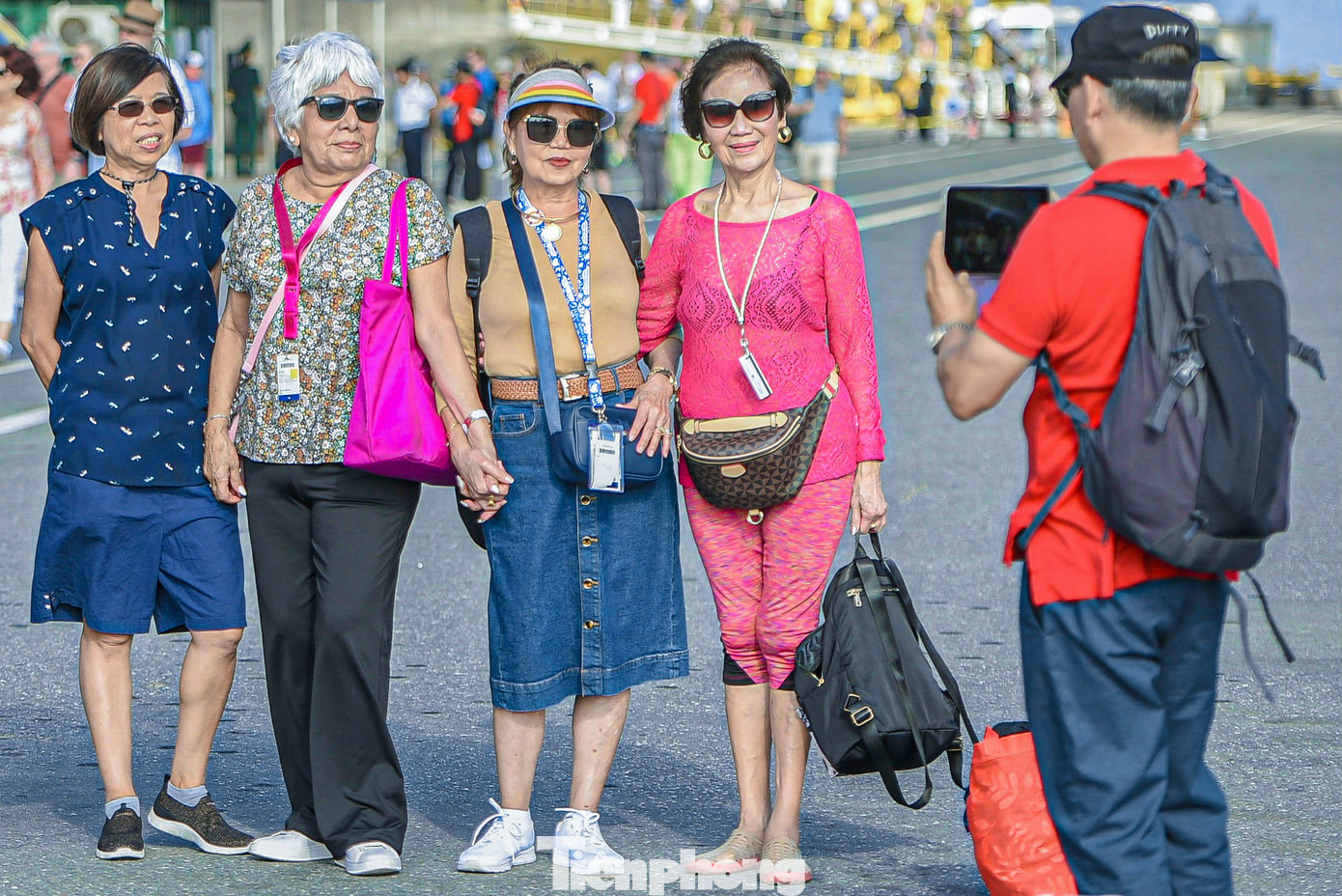 Sau khi xuống tàu nhiều du khách vui vẻ chụp hình, được nhân viên hướng dẫn và cung cấp thông tin một số điểm tham quan.