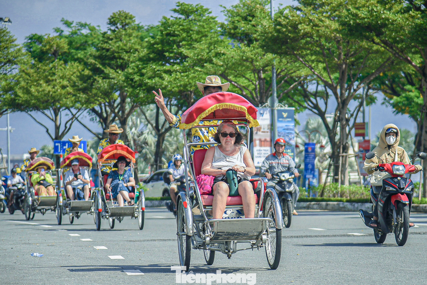 Du khách thích thú khi được ngắm cảnh, tham quan thành phố Đà Nẵng bằng xích lô.