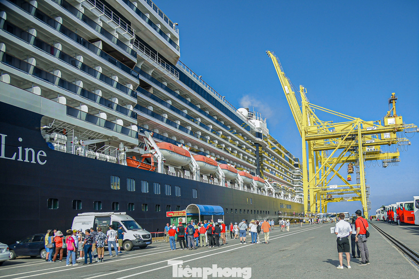 Du khách có hơn 10 tiếng để tham quan, vui chơi, mua sắm tại các điểm tham quan tại nhiều địa điểm tại Đà Nẵng, Hội An, Huế, Mỹ Sơn. Đến khoảng hơn 23h cùng ngày, tàu du lịch này sẽ rời đi.