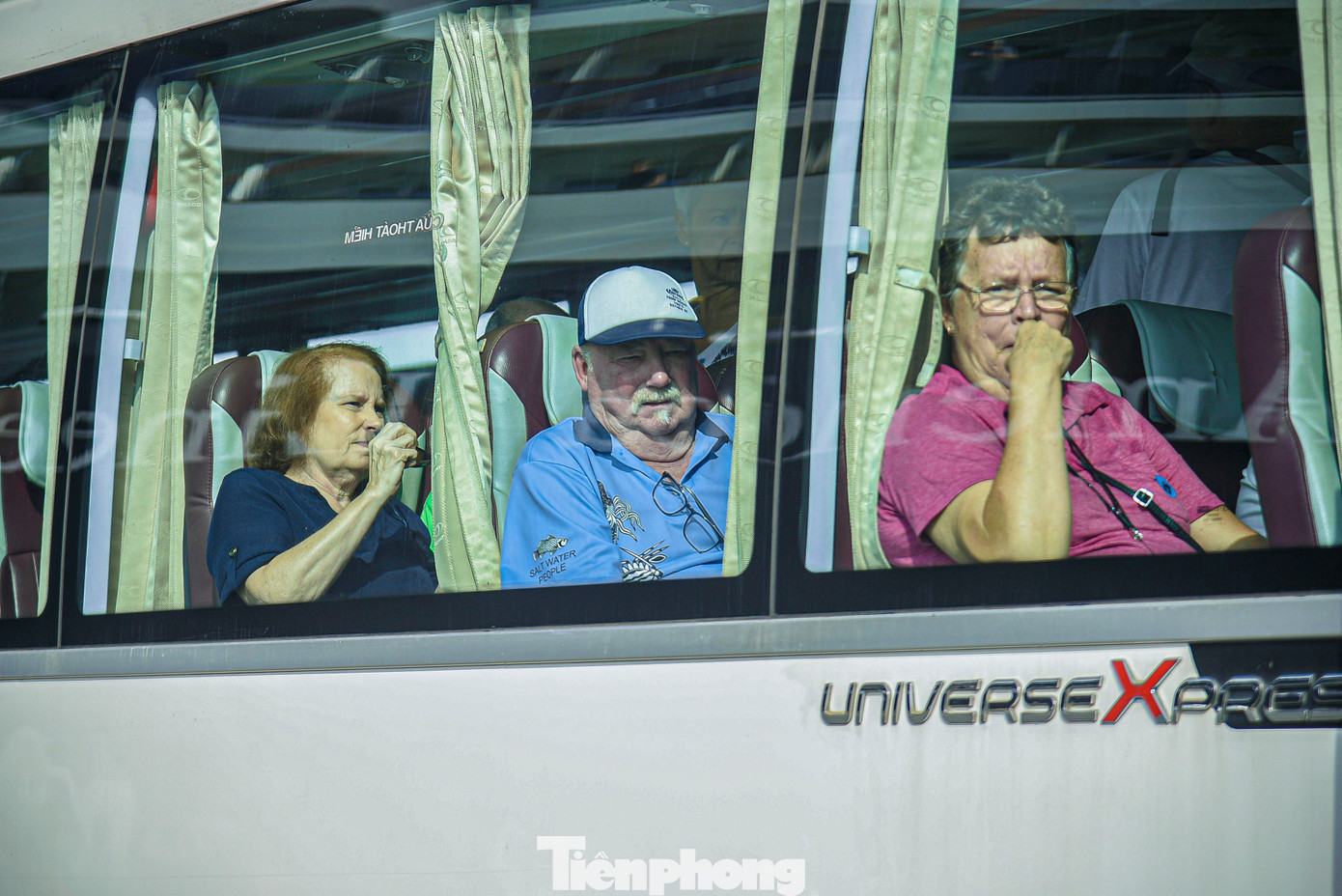 Xe trung chuyển đưa khách đến Công viên APEC để cung cấp thông tin du lịch cần thiết. Khách sẽ đi tham quan một số điểm du lịch trong thành phố như Bảo tàng điêu khắc Chăm, chợ Hàn, làng đá Non Nước...