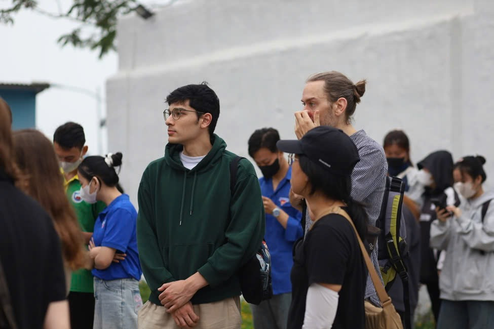 Đặc biệt, chiến dịch còn có các bạn tình nguyện viên quốc tế, đó là những du khách đến Đà Nẵng tham quan, nghỉ dưỡng. Đặc biệt, chiến dịch còn có các bạn tình nguyện viên quốc tế, đó là những du khách đến Đà Nẵng tham quan, nghỉ dưỡng.