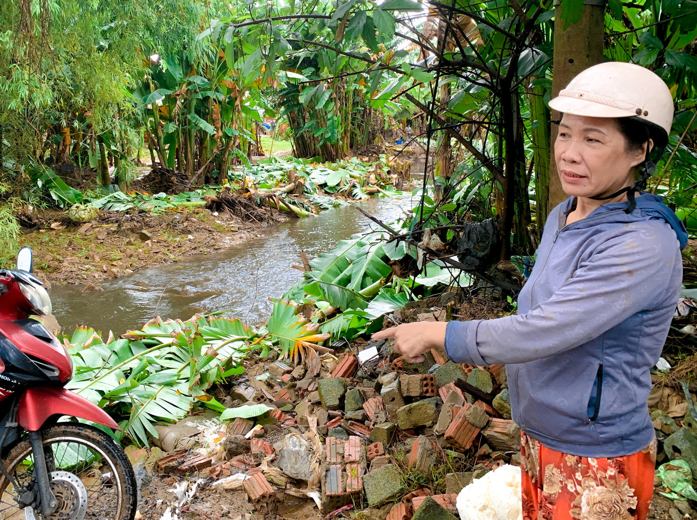 Bà Nguyễn Thị Nguyệt phản ánh tình trạng nước thải đen ngòm, bốc mùi hôi từ con kênh cạnh nhà. Bà Nguyễn Thị Nguyệt phản ánh tình trạng nước thải đen ngòm, bốc mùi hôi từ con kênh cạnh nhà.