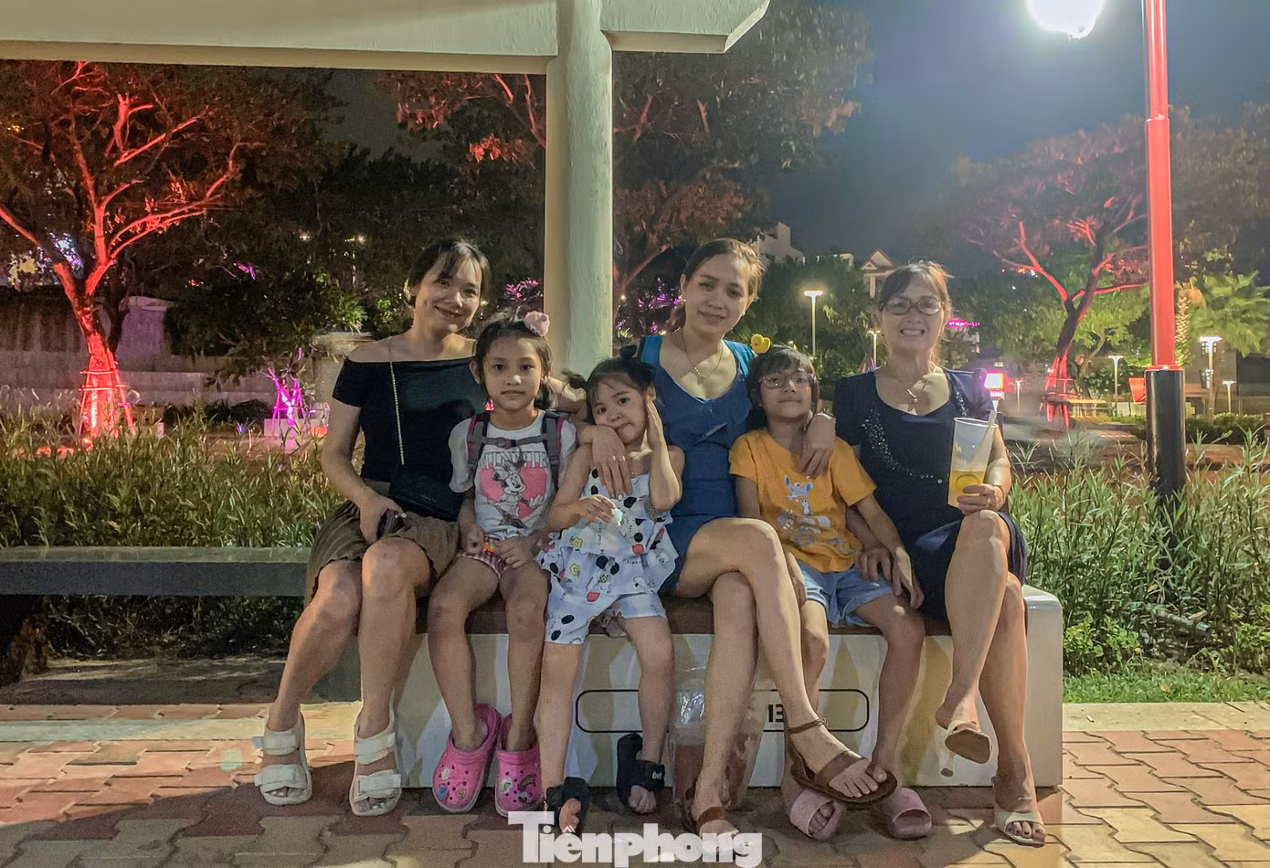 Chị Phạm Thị Mỹ Chi (trú quận Liên Chiểu) cho biết, tranh thủ tuyến phố chưa khai trương, lượng người chưa đông nên chị đưa con cái đến vui chơi, giải trí. “Sợ ngày khai trương sẽ đông nên tôi đã dẫn con mình đi chơi sớm hơn để khỏi phải chen lấn. Tôi thấy không khí ở đây mát mẻ, trong lành rất thích hợp để mọi người đưa con đi dạo, ngắm cảnh”, chị Chi nói.