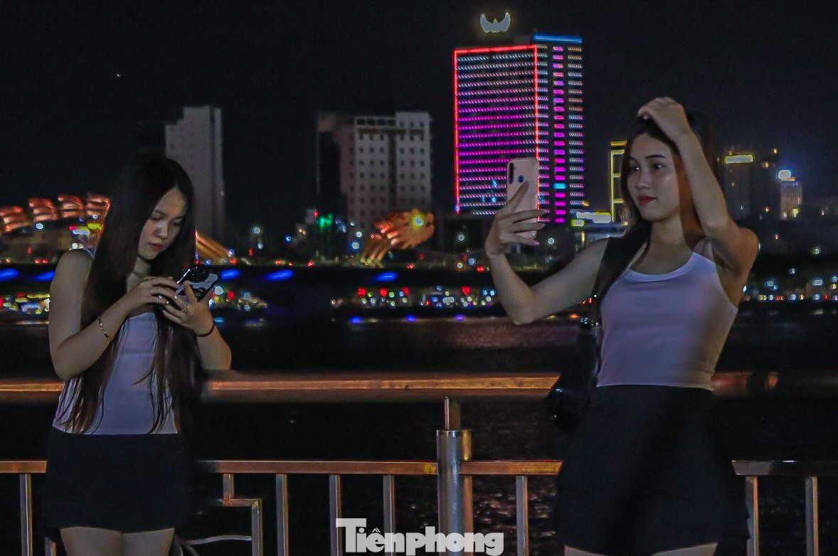 Các bạn trẻ cùng nhau tạo dáng, chụp hình trên tuyến phố đi bộ. Các bạn trẻ cùng nhau tạo dáng, chụp hình trên tuyến phố đi bộ.