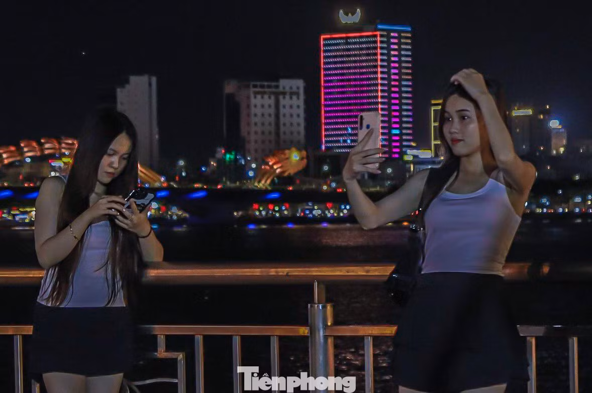 Các bạn trẻ cùng nhau tạo dáng, chụp hình trên tuyến phố đi bộ.