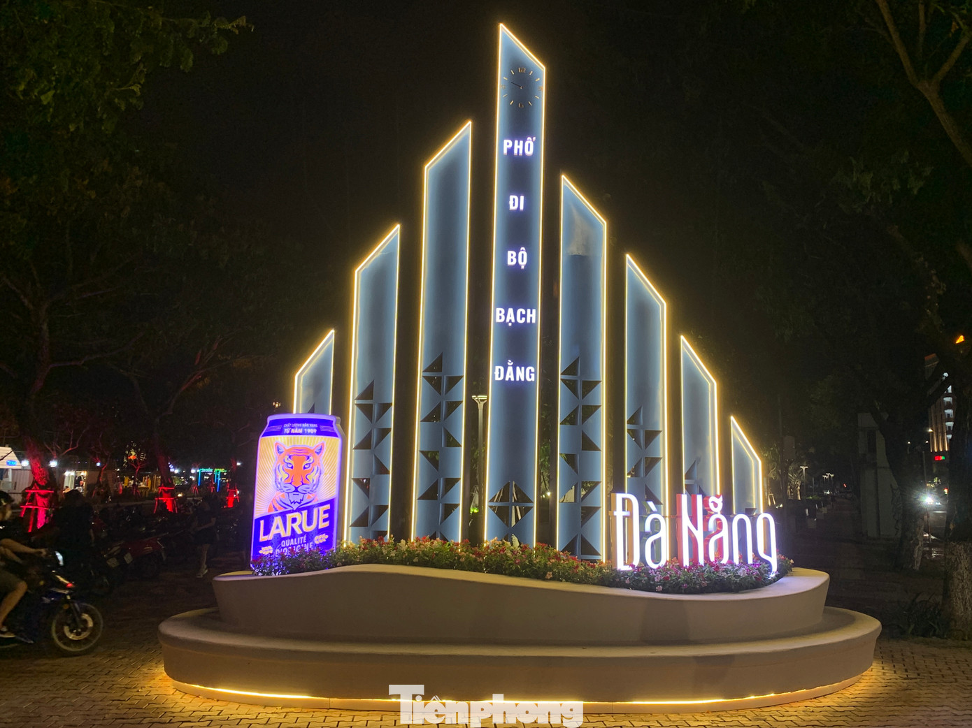 Tối nay (7/6), tuyến phố đi bộ Bạch Đằng sẽ chính thức khai trương và đi vào hoạt động, tuyến phố này được kỳ vọng sẽ là sản phẩm dịch vụ du lịch mới, điểm vui chơi giải trí về đêm cho du khách trong và ngoài nước khi đến với Đà Nẵng. Tối nay (7/6), tuyến phố đi bộ Bạch Đằng sẽ chính thức khai trương và đi vào hoạt động, tuyến phố này được kỳ vọng sẽ là sản phẩm dịch vụ du lịch mới, điểm vui chơi giải trí về đêm cho du khách trong và ngoài nước khi đến với Đà Nẵng.