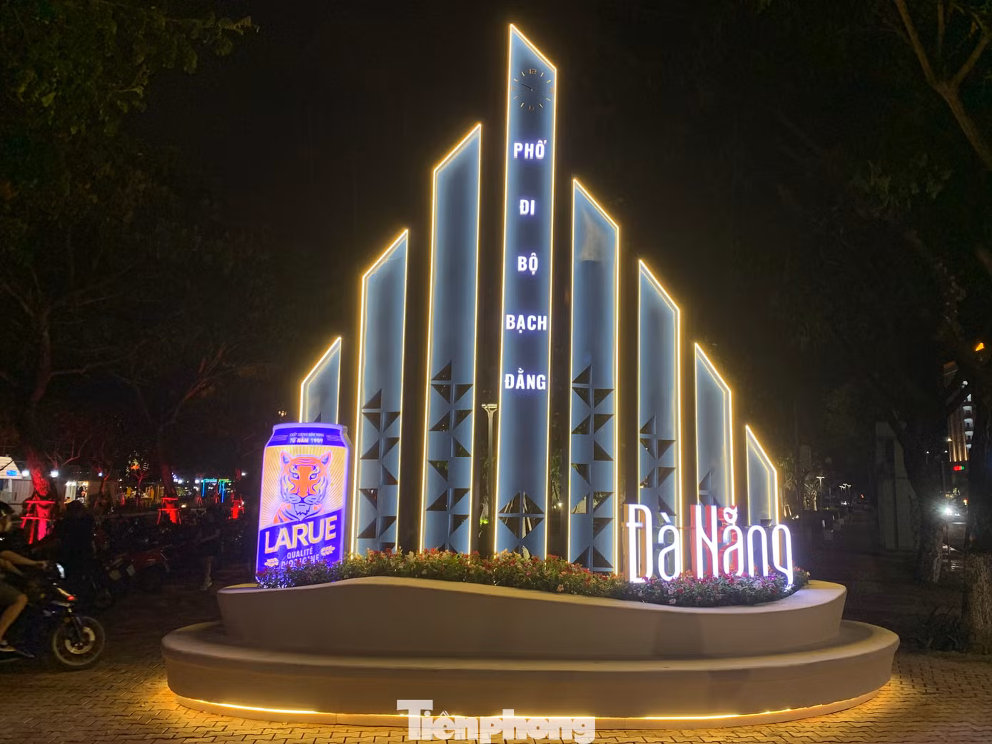Tối nay (7/6), tuyến phố đi bộ Bạch Đằng sẽ chính thức khai trương và đi vào hoạt động, tuyến phố này được kỳ vọng sẽ là sản phẩm dịch vụ du lịch mới, điểm vui chơi giải trí về đêm cho du khách trong và ngoài nước khi đến với Đà Nẵng.