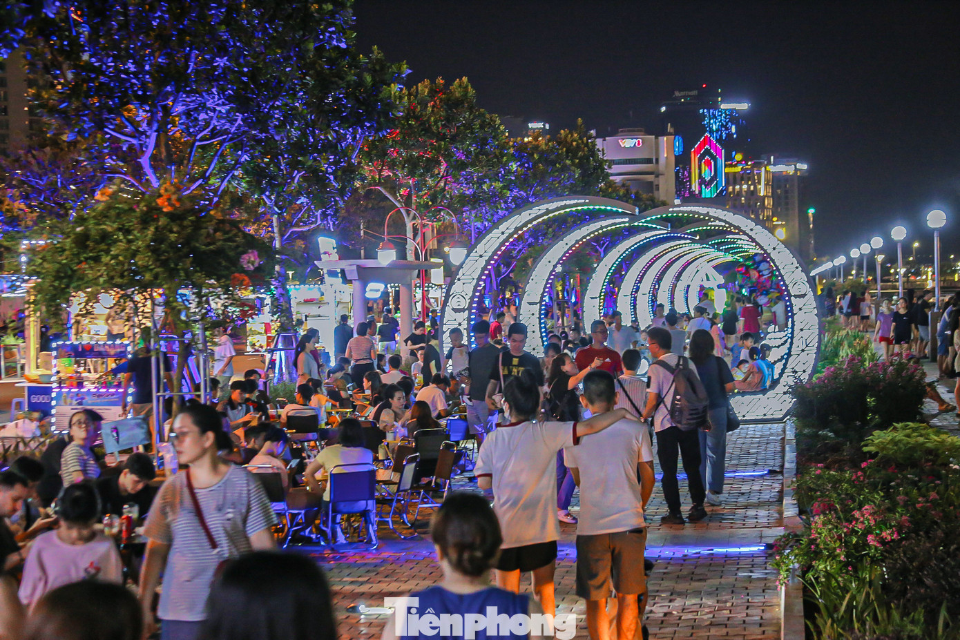 Các ki-ốt bán hàng như đồ ăn, nước uống... thu hút đông đảo du khách. Các ki-ốt bán hàng như đồ ăn, nước uống... thu hút đông đảo du khách.