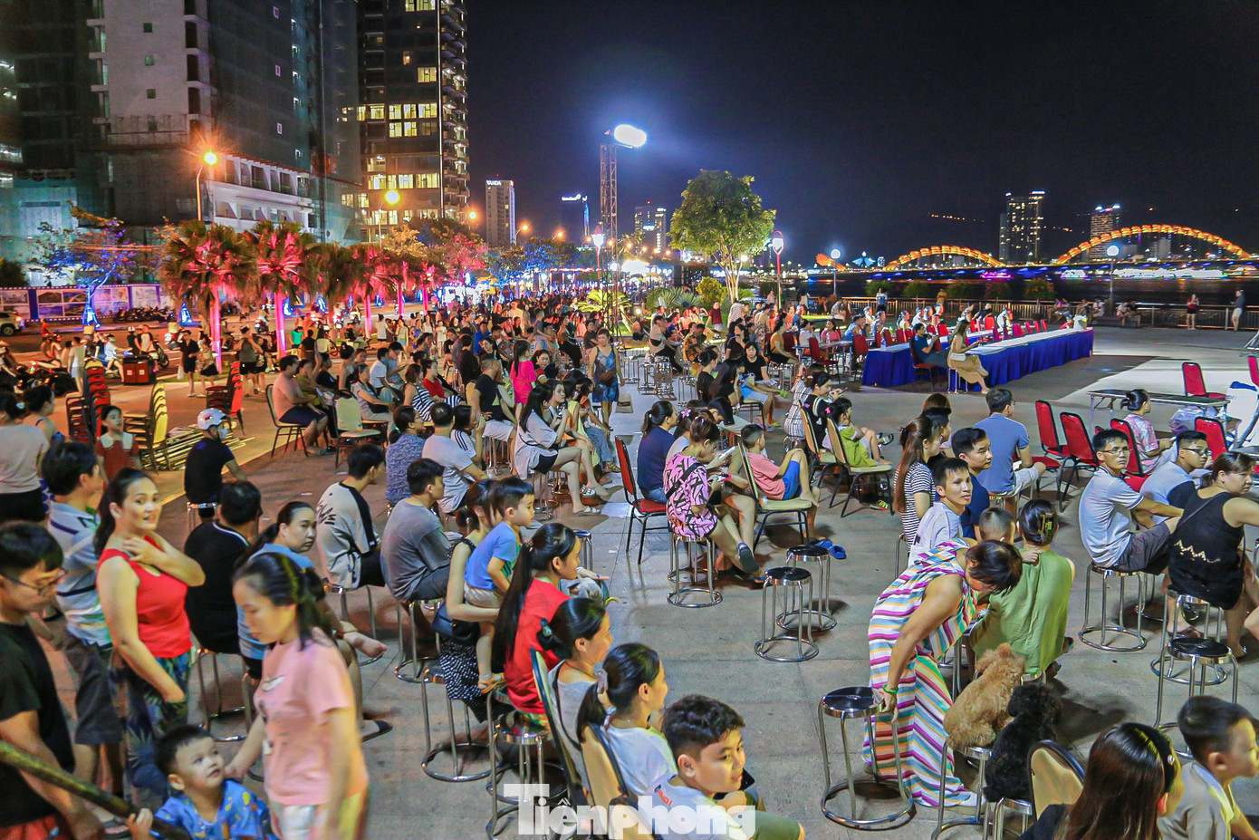 Phố đi bộ Bạch Đằng dài 1,2 km đoạn từ cầu Rồng đến cầu Trần Thị Lý đông nghịt người dân, du khách. Phố đi bộ Bạch Đằng dài 1,2 km đoạn từ cầu Rồng đến cầu Trần Thị Lý đông nghịt người dân, du khách.