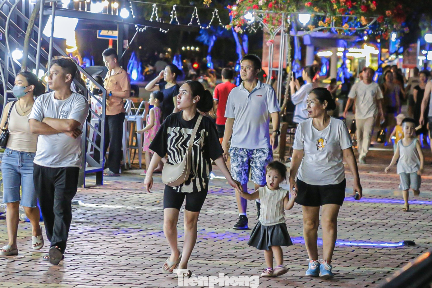 Nhiều gia đình dẫn con cái đi tham quan, vui chơi trước ngày khai trương. Nhiều gia đình dẫn con cái đi tham quan, vui chơi trước ngày khai trương.