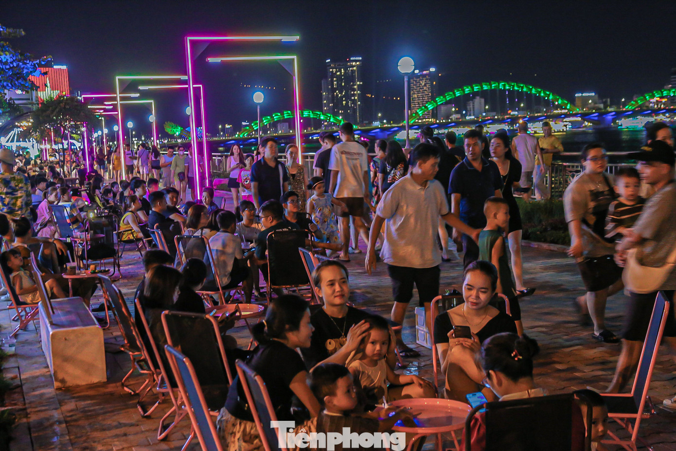 Các ki-ốt bán hàng như đồ ăn, nước uống... thu hút đông đảo du khách. Các ki-ốt bán hàng như đồ ăn, nước uống... thu hút đông đảo du khách.