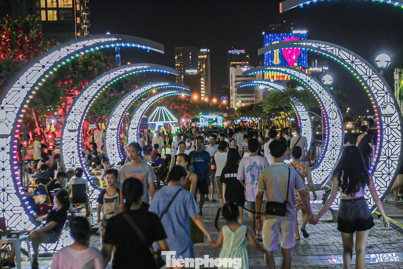 Ghi nhận của phóng viên tối 6/6, hàng nghìn người đã đổ về phố đi bộ Bạch Đằng để tham quan, vui chơi mặc dù tuyến phố này chưa chính thức khai trương. Ghi nhận của phóng viên tối 6/6, hàng nghìn người đã đổ về phố đi bộ Bạch Đằng để tham quan, vui chơi mặc dù tuyến phố này chưa chính thức khai trương.