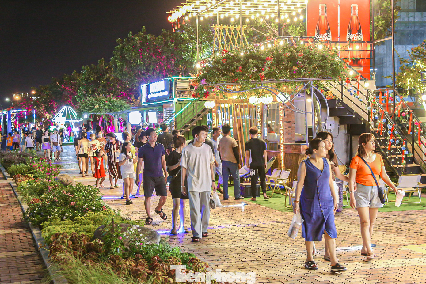 Cả tuyến phố đi bộ lung linh dưới ánh đèn rực rỡ màu sắc. Cả tuyến phố đi bộ lung linh dưới ánh đèn rực rỡ màu sắc.