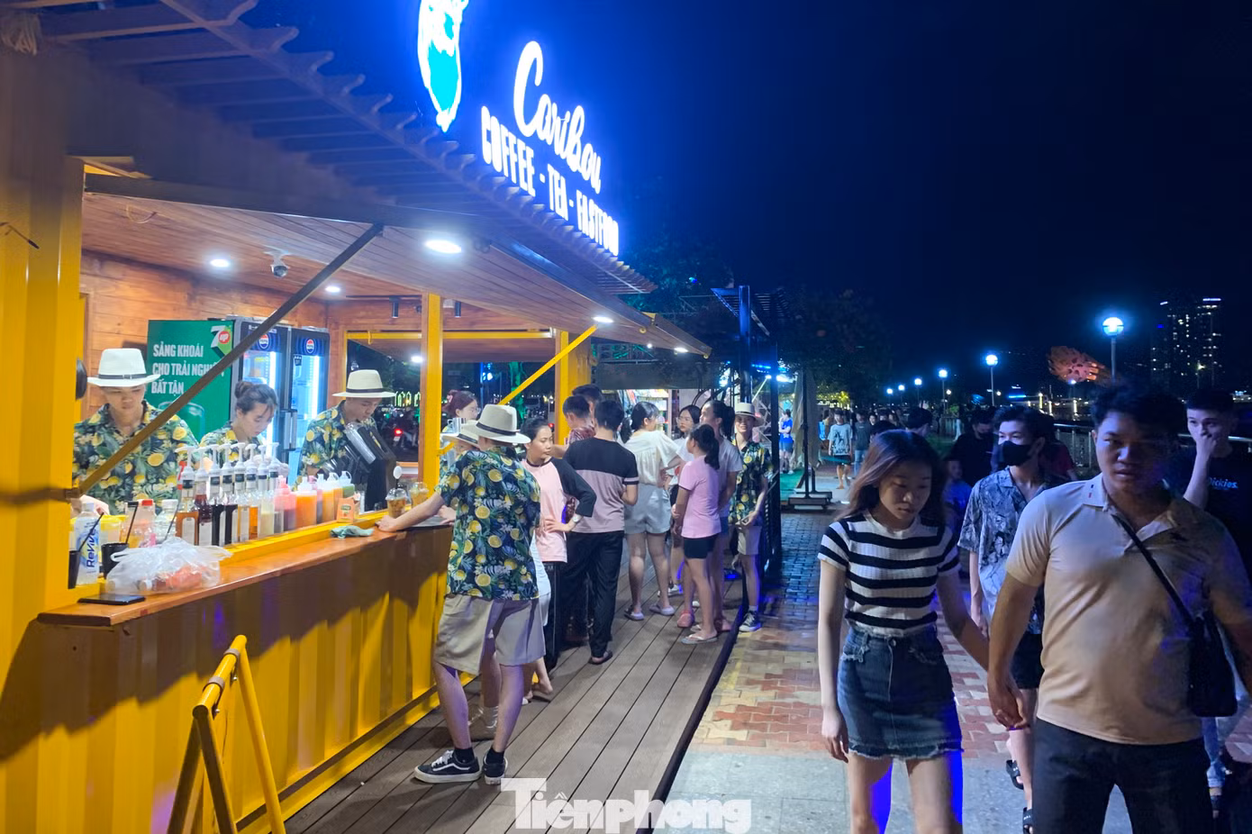 Các ki-ốt bán hàng như đồ ăn, nước uống... thu hút đông đảo du khách.